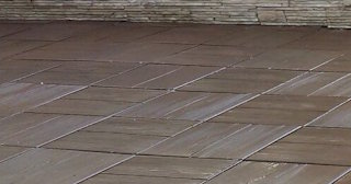 Бетонная брусчатка двора в Новотроицке в октябре
