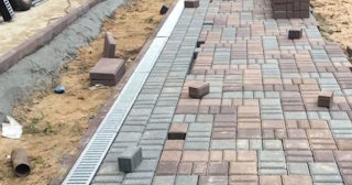 Профессиональная укладка плитки на улице в Новотроицке в октябре