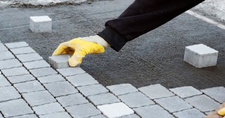 Монтаж тротуарной плитки на даче в Новотроицке в октябре