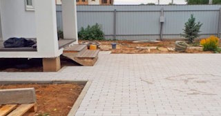 Укладка тротуарной плитки во дворе в Новотроицке в октябре