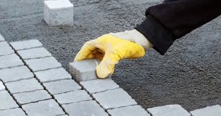 Укладка тротуарной плитки 50 на 50 в Новотроицке в октябре