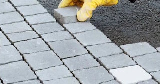 Укладка квадратной тротуарной плитки в Новотроицке в октябре