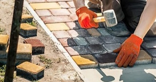 Укладка брусчатки «старый город» три цвета в Новотроицке в октябре