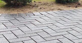 Укладка брусчатки на тротуарах в Новотроицке в октябре