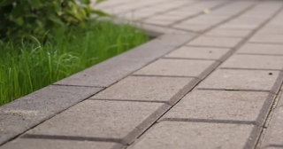 Профессиональная укладка тротуарных дорожек в Новотроицке в октябре